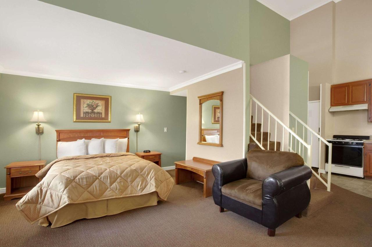 Travelodge Inn & Suites By Wyndham Gardena Ca Exterior foto